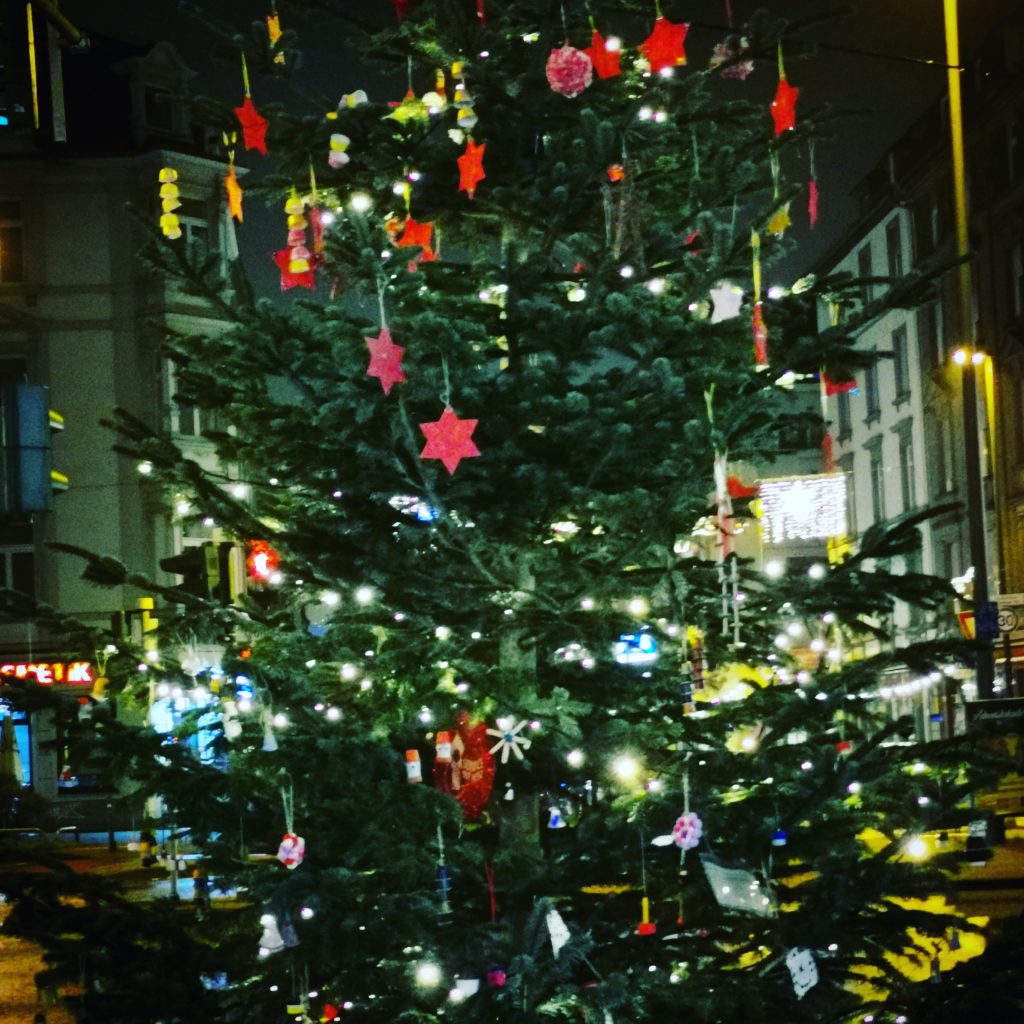 Geschmückter und beleuchteter Weihnachtsbaum an der Höhenstraße