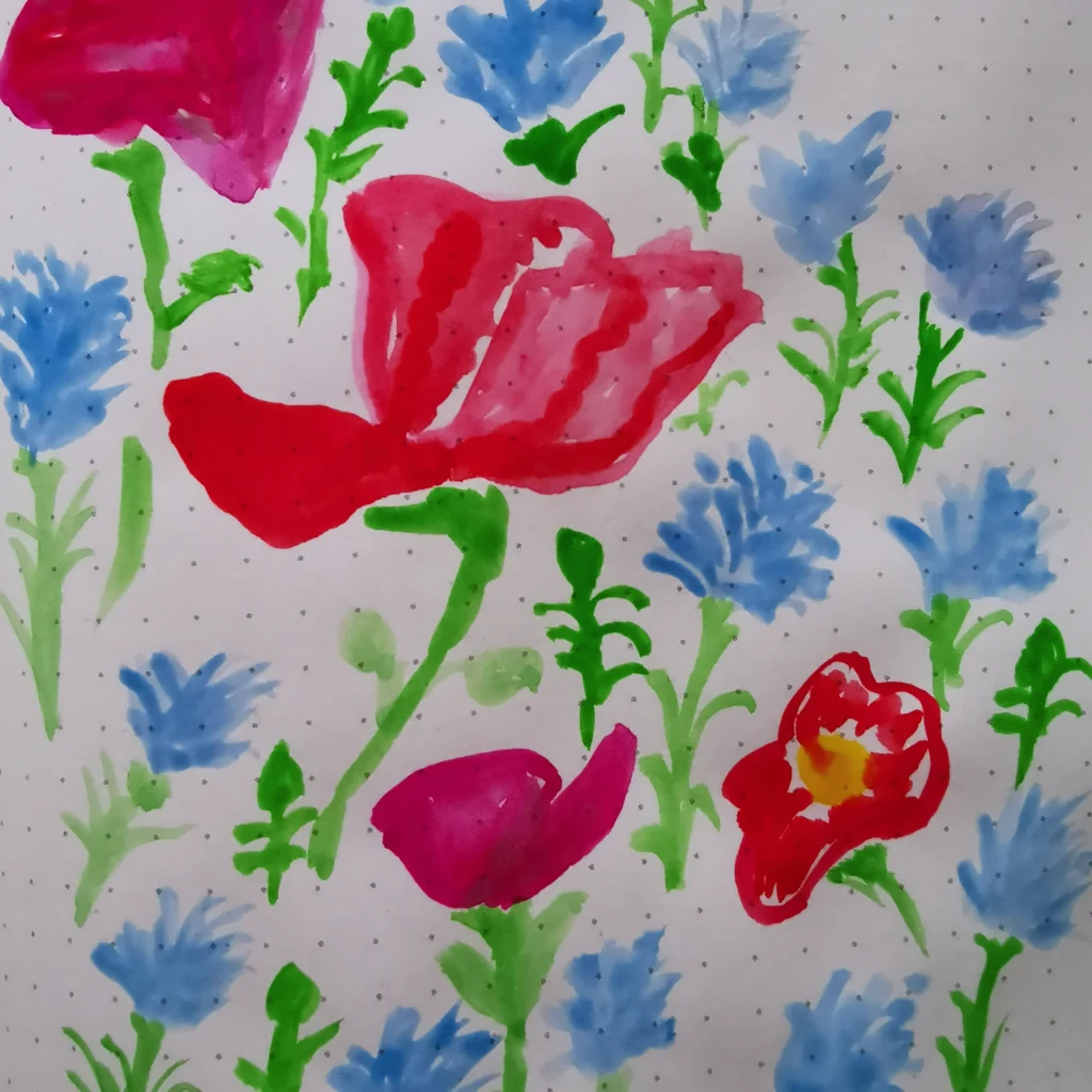 Das Aquarell zeigt ein farbenfrohes Zusammenspiel aus kräftigen roten Blüten und zarten blauen Kornblumen, eingebettet in leuchtendes Grün. Die Blumen scheinen leicht im Wind zu tanzen.
